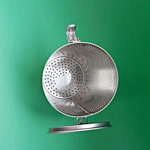 Miniatura 3 de Colador alto perforado de acero inoxidable 18/8 de grado comercial de 3.9 pulgadas x 6.9 pulgadas de alto, sistema de bloqueo de un solo toque, uso
