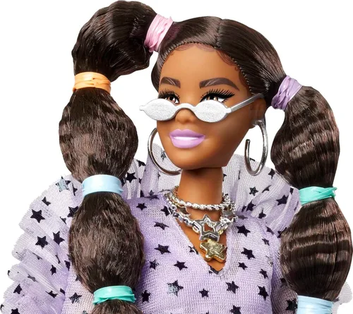 Miniatura 5 de Barbie Muñeca extra y accesorios con coletas largas y lazos para el pelo arcoíris en pantalones cortos y encogimiento de hombros peludo