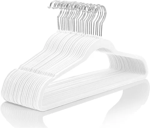 MIZGI Perchas de terciopelo prémium (paquete de 60) resistentes, antideslizantes, ganchos cromados blancos, ahorro de espacio, color blanco/plateado