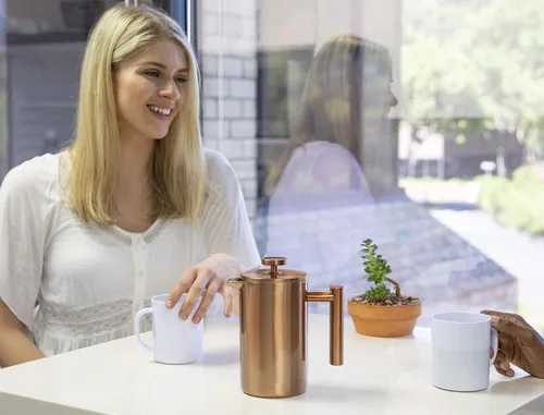 Miniatura 3 de MIRA Prensa francesa aislada de 20 onzas, cafetera y té de acero inoxidable, cafetera con control de temperatura de doble pared, color azul perla