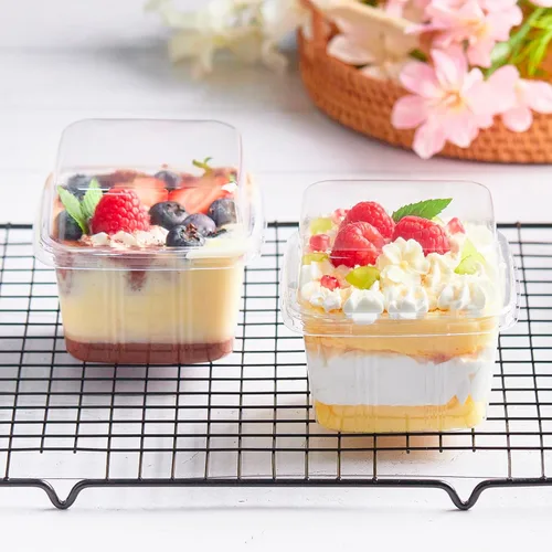Miniatura 7 de Kucoele Paquete de 50 Tazas de Postre de Plástico de 8 oz con Tapas y Sporks, Tazas Cuadradas Transparentes para Pasteles, Recipientes de Postre