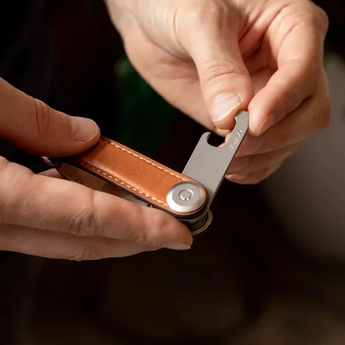 Miniatura 7 de Orbitkey Abrebotellas para organizador de llaves o llavero, diseño de perfil delgado, fácil de llevar contigo, abre botellas en todas partes