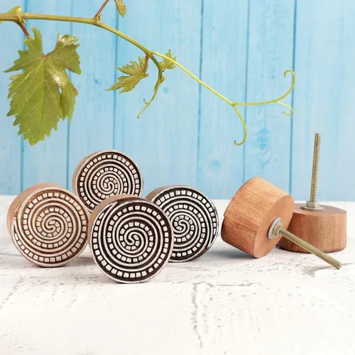 Miniatura 9 de Hashcart Pomos de madera para gabinetes de cocina, juego de 6 pomos tallados a mano con diseño floral para gabinete y cajón, color marrón