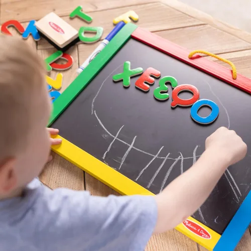 Miniatura 3 de Melissa & Doug Pizarra magnética y pizarra de borrado en seco con 36 imanes (números y letras mayúsculas), tiza, borrador y bolígrafo de borrado