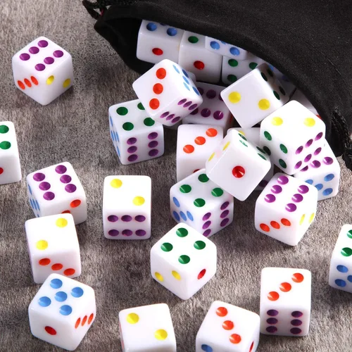 Miniatura 6 de Gejoy Juego de 50 dados de seis caras de 0.632 pulgadas (0.630 in), color blanco con puntas multicolores, juego de dados de esquina cuadrada