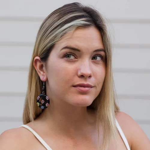 Miniatura 3 de Earth Accessories Aretes colgantes con signo de la paz con madera orgánica, accesorios hippie y disfraz hippie para los años 60 o 70