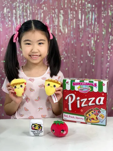 Miniatura 2 de Squeezamals World of Food - Juego de pizza de Nueva York para niños, juguete de peluche de 4 piezas, incluye mini peluches de comida perfumada