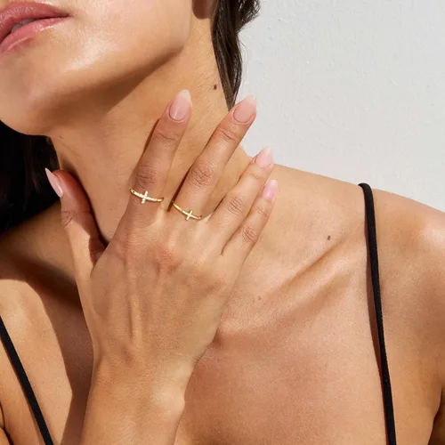 Miniatura 5 de Foxgirl Anillos de cruz de oro para mujeres y niñas, juego de anillos apilables chapados en oro de 14 quilates, anillos de dedo de cruz fina