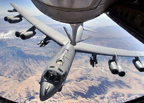 Un B-52 Stratofortress recibe combustible de un KC-135 Stratotanker sobre Afganistán Poster Print por Stocktrek Images (17 x 11)