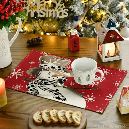 Miniatura 3 de Artoid Mode Juego de 4 manteles individuales de invierno con diseño de copos de nieve y muñeco de nieve rojo de 12 x 18 pulgadas para decoración