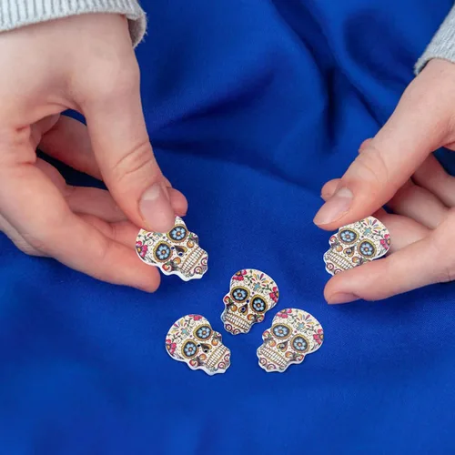 Miniatura 8 de GLEAVI Botones de calavera de madera para coser, 50 piezas, accesorios de ropa decorativos, pequeños botones de madera de dos agujeros