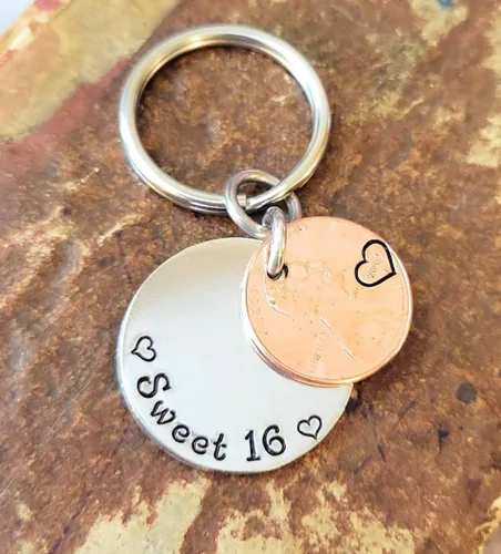 Miniatura 3 de Tucker's Trinkets And Treasures Llavero con texto en inglés «Sweet 16», «Happy 16th Birthday», «Sweet 16», «Lucky Copper 2009» (Año del nacimiento)