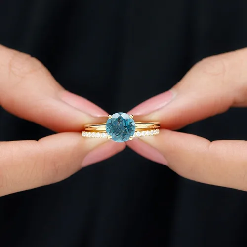 Miniatura 5 de Juego de anillos de boda solitario de topacio azul Londres de 2 quilates con moissanita, topacio y moissanita, juego de anillos de novia de topacio