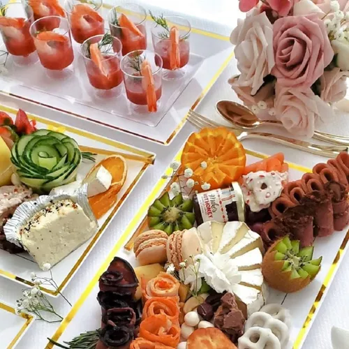 Miniatura 7 de Elegante juego de bandejas y platos de plástico (6 unidades) - Bandejas y platos desechables con borde blanco y dorado para alimentos - Bodas