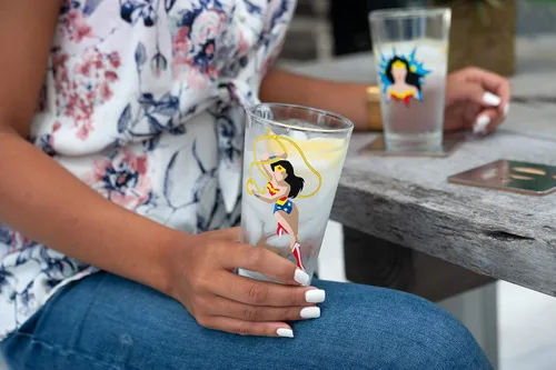 Miniatura 6 de Underground Toys Dc Wonder Woman - Juego de vasos de pinta Dos vasos de estilo cómic llenos de acción Juego de 2 vasos de edición limitada de 16