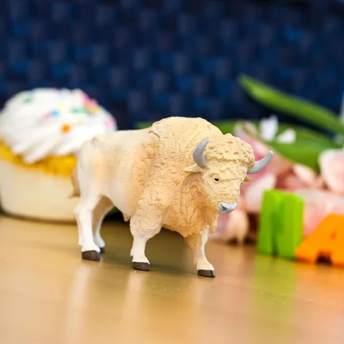 Miniatura 6 de Safari Ltd. Figura de búfalo blanco, figura detallada de plástico de 6 pulgadas, divertido juguete educativo para niños, niñas y niños a partir de 3