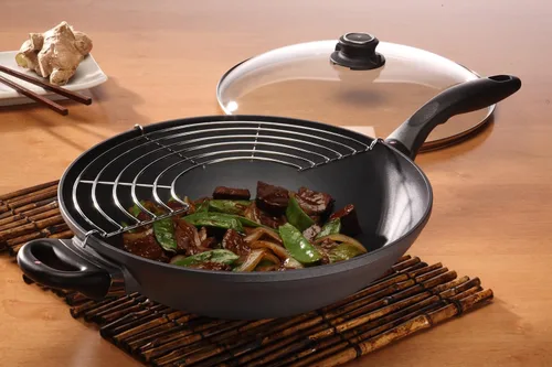 Miniatura 5 de Swiss Diamond Wok Wok HD antiadherente de aluminio recubierto de diamante de 12.5 pulgadas, 5.3 cuartos de galón, incluye tapa y estante de tempura