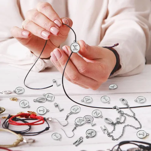 Miniatura 4 de Yinkin 8 juegos/208 piezas mezcladas de letras redondas del alfabeto, colgantes de letras A-Z inicial de metal para fabricación de joyas
