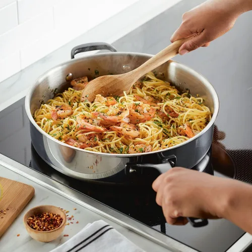 Miniatura 7 de KitchenAid Sartén para saltear de inducción de acero inoxidable revestido de 5 capas con tapa, 5 cuartos de galón, acero inoxidable pulido