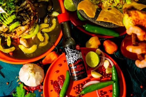 Miniatura 5 de La Perrona Negra Seafood Hot Sauce Botella de 5 onzas Black Marisco Salsa Picante Extra picante Hecho a mano Paquete de 3