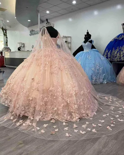 Miniatura 3 de Vestido de quinceañera de dos piezas de Cenicienta con capa y hombros descubiertos y encaje de mariposa