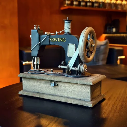 Máquina de coser de lata de hierro vintage grande, diseño de estaño con hierro de los años 70 y 80, costura de sastre retro, decoración nostálgica
