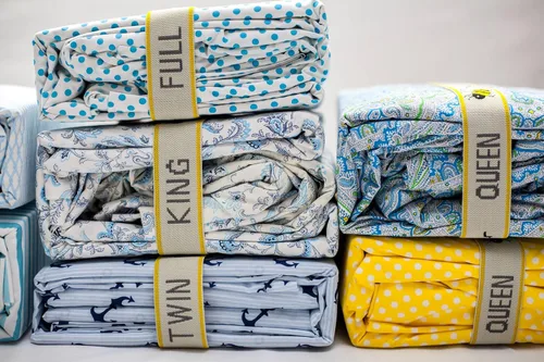Bandas organizadoras de sábanas de edredón (paquete de 2) – Fabricado en Estados Unidos – Correas Bed Sheet Keeper con etiquetas para almacenamiento