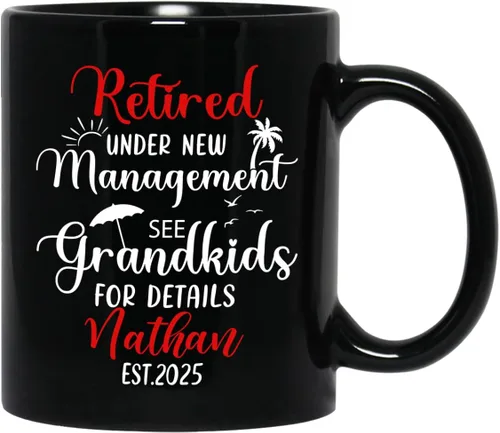 Miniatura 11 de Taza de café negra de jubilación personalizada, Jubilado está bajo nueva gestión, mira a la esposa para más detalles, taza de té de 11 15 onzas