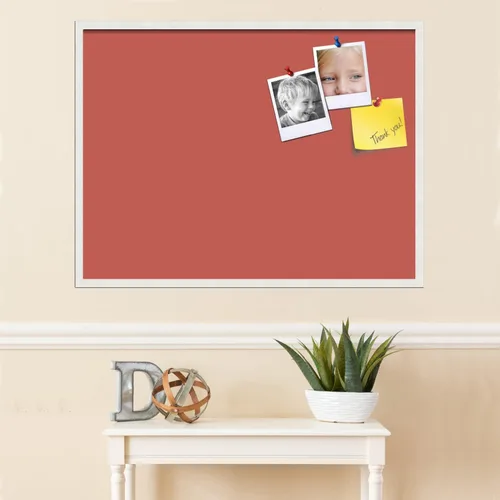 Miniatura 3 de PinPix Tablero de anuncios de corcho de 40 x 30 pulgadas. Este tablero decorativo enmarcado viene con diseño pastel carmesí y marco blanco satinado.