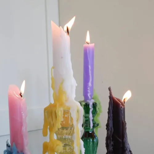 Miniatura 9 de Candlestock Hippie Drippy Velas de Goteo - Paquete de 11 Velas Cónicas de Goteo - Velas de Fusión de Botellas de Vino (Blanco)