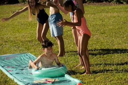 Miniatura 4 de BigMouth Desliza y desliza con rociadores integrados, diversión acuática de verano de 18 pies de largo, tobogán acuático incluye trineo a juego