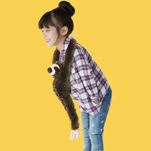 Miniatura 7 de ArtCreativity Peluche de perezoso colgante marrón, perezoso de peluche de tres dedos de 28 pulgadas con diseño realista, suave y abrazable, bonita