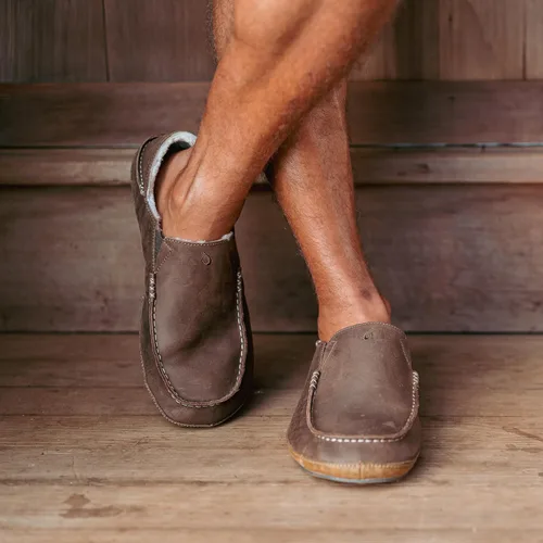 Miniatura 3 de OLUKAI Moloa pantuflas, Zapatos de cuero de primera calidad para hombre con suela suave, forro de piel de oveja genuina y inserto de gel, tacón