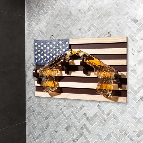 Miniatura 2 de The Wine Savant - Juego de 2 decantadores de whisky con pistola de 10.11 onzas líquidas en estante de pared con bandera estadounidense por The Wine