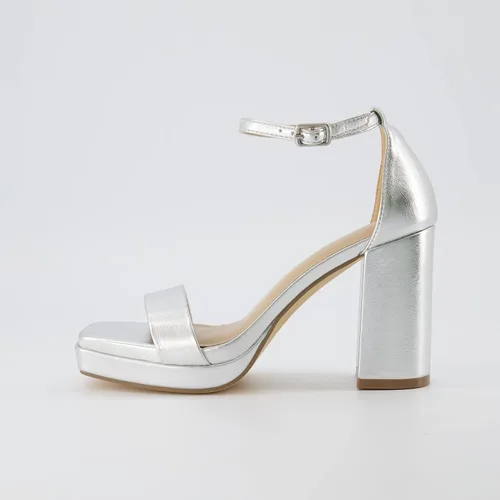 Miniatura 2 de CUSHIONAIRE Sandalia Grammy de plataforma con tacón de bloque de una banda para mujer + espuma viscoelástica, anchos disponibles