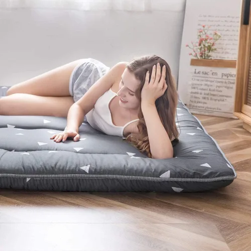 Miniatura 8 de MAXYOYO Colchón de Piso de Futón Japonés con Estampado de Triángulos Grises, Almohadilla Gruesa para Dormir, Cama de Piso Enrollable, Colchón