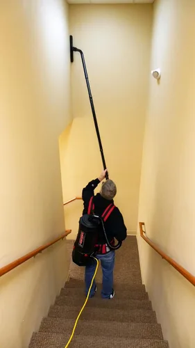 Miniatura 6 de Cen-Tec Systems Aspiradora de mochila HEPA de 6 cuartos de galón con kit de limpieza elevado de 20 pies