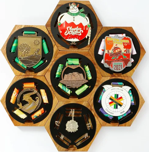 Miniatura 9 de JupDec Perchero para medallas de exhibición en panal de madera hexagonal para pared, con imanes fuertes y soporte de medallas redondo de hierro