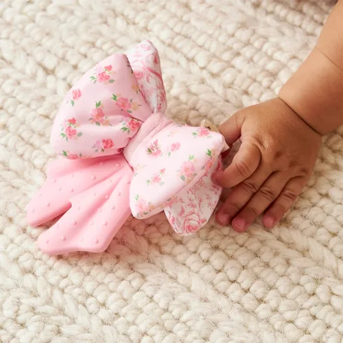 Miniatura 8 de Itzy Ritzy Juguete Mordedor Crinkle – El juguete de dentición con lazo incluye silicona, terciopelo y material crinkle; cuenta con múltiples