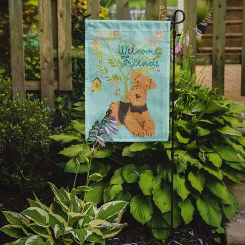 Miniatura 2 de Caroline's Treasures BB7625GF - Bandera decorativa para jardín con texto en inglés "Welcome Friends" Airedale Terrier, para jardín, jardín, patio
