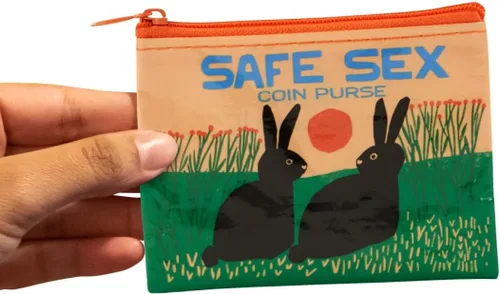 Miniatura 16 de Blue Q Monedero, hecho de 95% plástico reciclado. Práctica pequeña bolsa con cremallera para guardar monedas, tarjetas de regalo, auriculares, más.