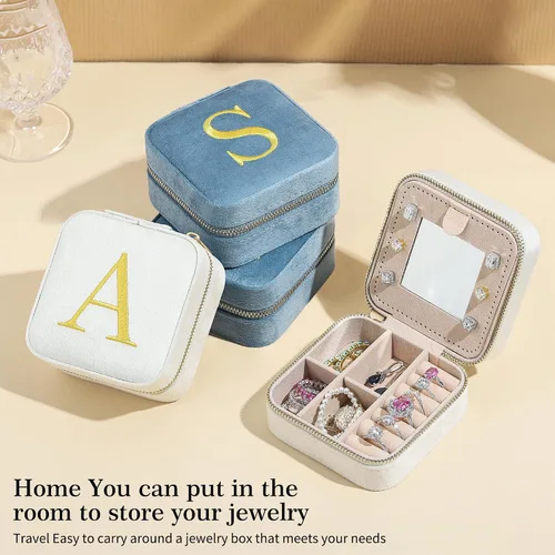 Miniatura 8 de Joyero de viaje de terciopelo de felpa personalizado, joyero pequeño con inicial, organizador de joyas, esencial de viaje blanco para mujeres
