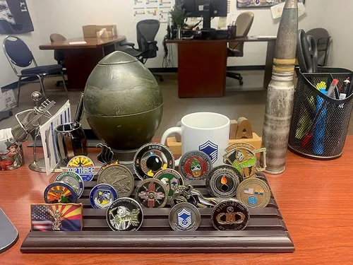 Miniatura 7 de LIUYALO Soporte de exhibición de monedas de desafío militar, diseño de escalera de 6 filas, soporte de monedas de madera maciza, regalo para Negro