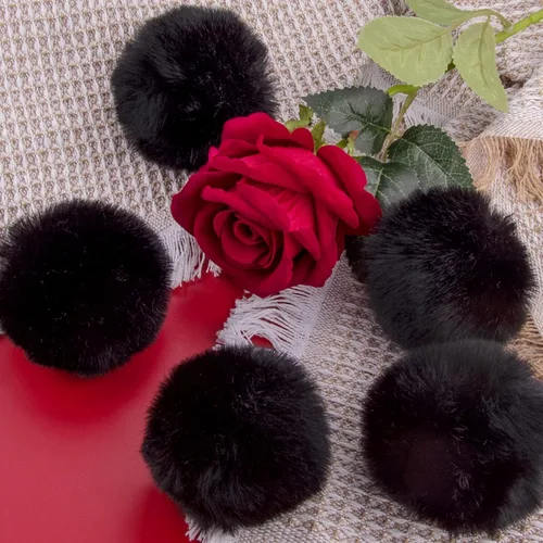 Miniatura 6 de BQTQ 26 piezas pompones de piel sintética de conejo pelotas pom pom negras pompones esponjosos con lazo elástico manualidades para sombreros