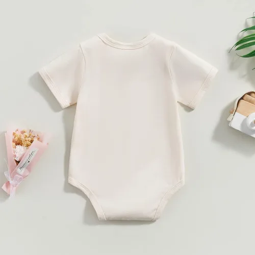 Miniatura 93 de Pañalero para bebé recién nacido, con frase en inglés “Got my mind on my momy”, color gris y blanco, talla 0-18M