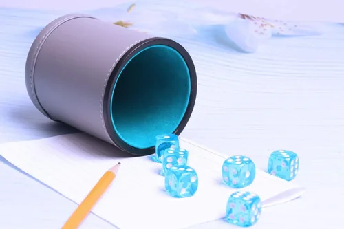 Miniatura 3 de Juego de tazas de dados de piel sintética y forro de fieltro, agitación silenciosa para juegos de dados Yahtzee Farkle Liars, incluye seis dados