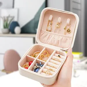 Miniatura 8 de Mini joyero portátil de viaje de cuero para joyas de anillo organizador caja de regalo de almacenamiento para niñas y mujeres (blanco).
