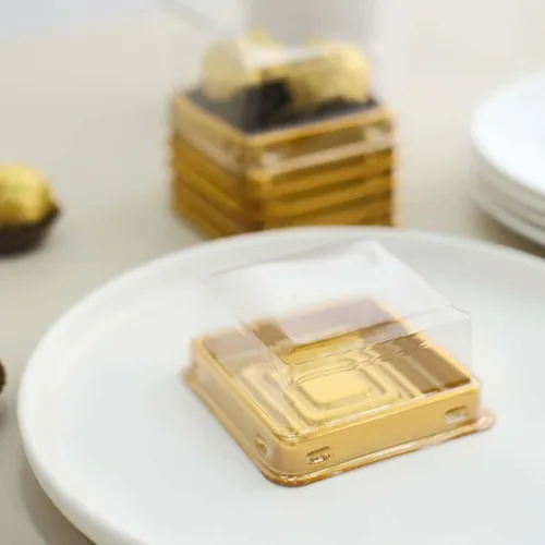 Miniatura 8 de Efavormart - Paquete de 50 recipientes de plástico para cupcakes de 3 pulgadas, color dorado y transparente, cajas cuadradas para fiestas, soporte