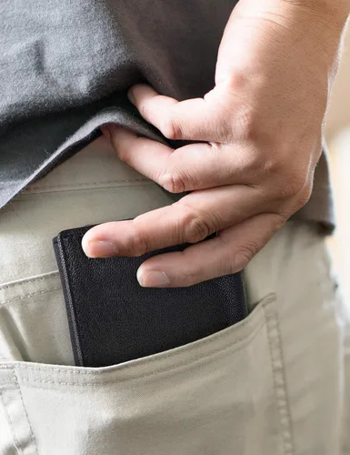 Miniatura 9 de Steve Madden Billetera triple RFID para hombre con ventana de identificación