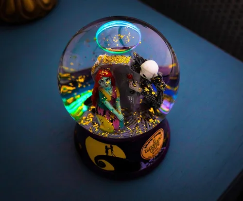 Miniatura 6 de Disney The Nightmare Before Christmas Jack & Sally - Globo de nieve iluminado con purpurina giratoria, precioso recuerdo, regalos y coleccionables